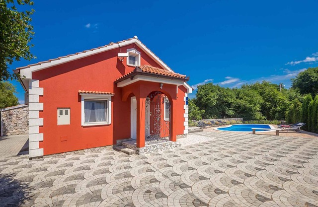 Villa with sea view and pool