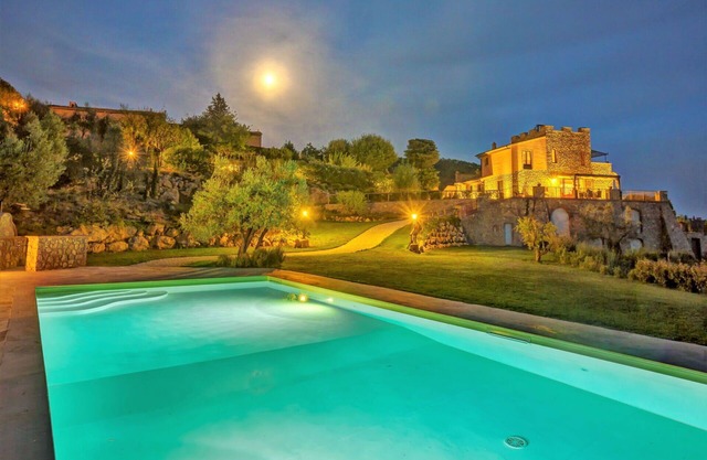 Villa with internet, A/C, private pool, TV, patio, panoramic view, parking, close to San Gimignano
