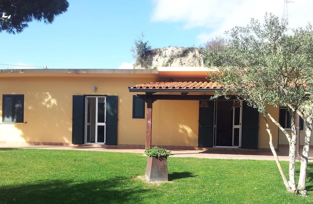 Villa with large garden overlooking the castle, the sea and the countryside