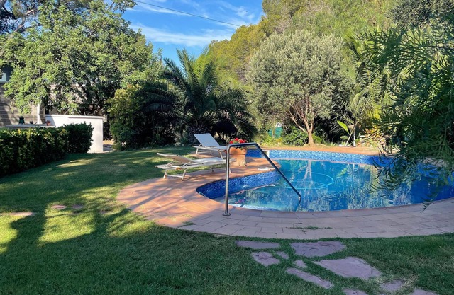 Villa with large garden and private pool, ideal for family and friends gatherings.
