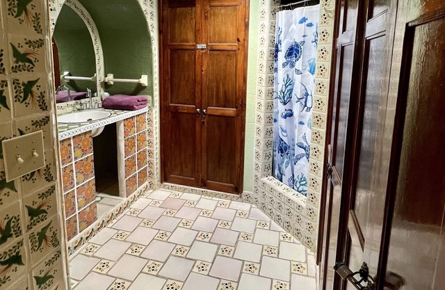 Villa with large patio and views of ocean - 2 min walk to beach