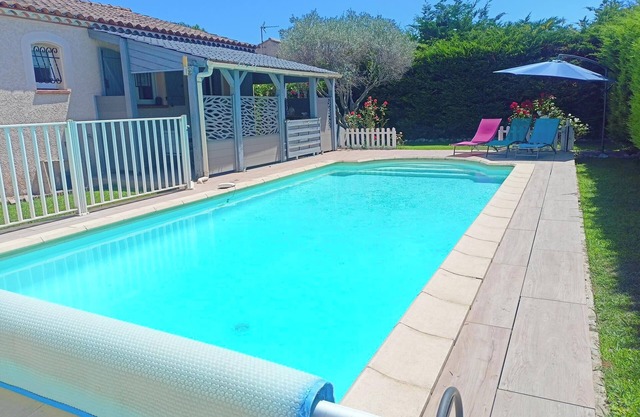 Villa with large pool near Nîmes
