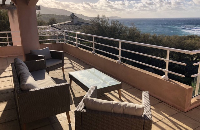 Villa with panoramic sea view, 2-minute walk to the beach!