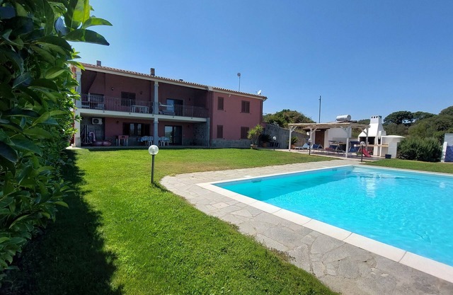 VILLA WITH POOL A FEW KM FROM THE SEA