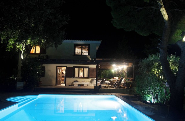 Villa with pool and basketball court, pet friendly
