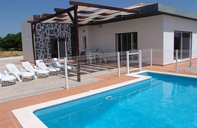 Villa with pool, quiet area, close to Vilamoura