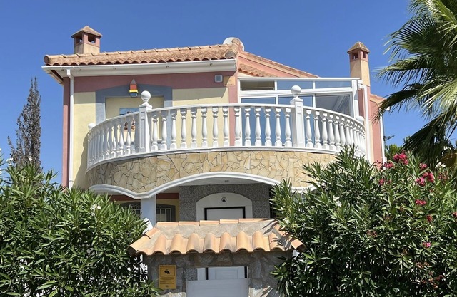 Villa with private pool and sea views