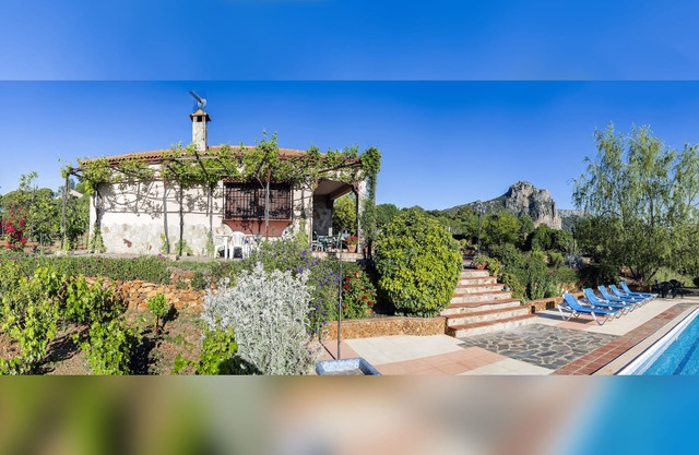 Villa with Private Pool, wonderful Lake/Mountain views, pets fiendly and Wi-Fi