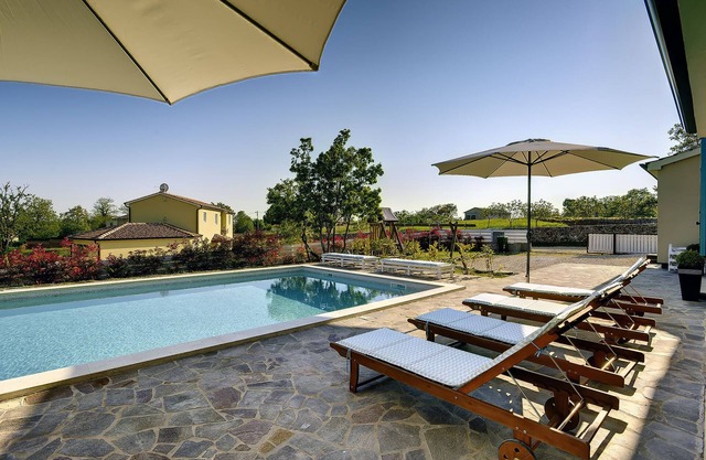 Villa with Sauna and bubble bath in Žminj