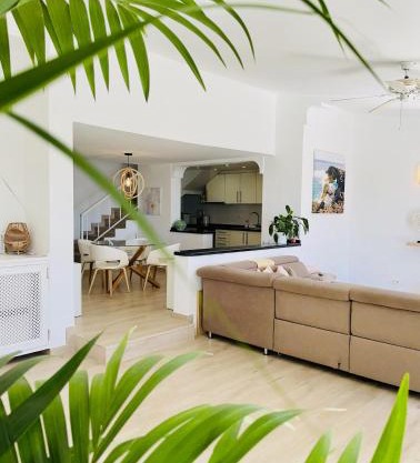 Villa with sea view and luxury heated pool