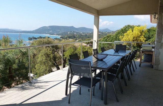 Villa with sea view and heated swimming pool in a quiet area and not overlooked