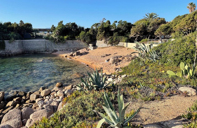 Villa with seafront garden, rare location