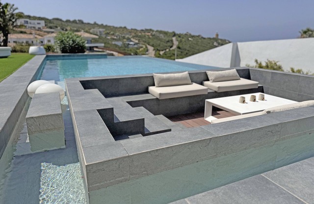 Villa with spectacular sea views, with private pool and spa.Free Wifi.