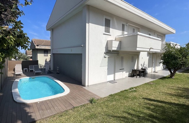 Villa with swimming pool, located a stone's throw from the sea and well served.