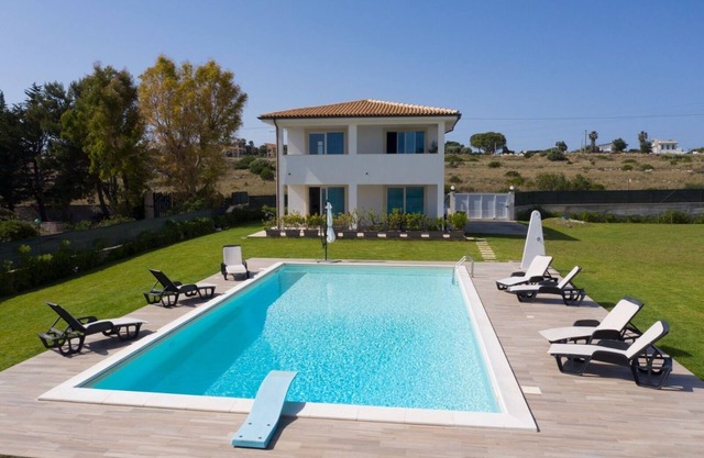 Villa with swimming pool a few meters from the sea (protected marine reserve of Plemmirio)