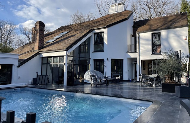 villa with swimming pool at the gates of Paris