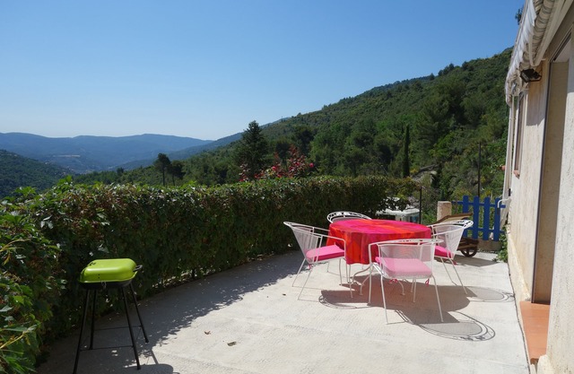Villa with swimming pool, 18 kms from NICE with terrace, exceptional view