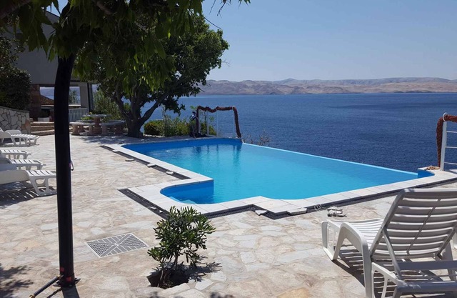 Villa with swimming pool and sea views