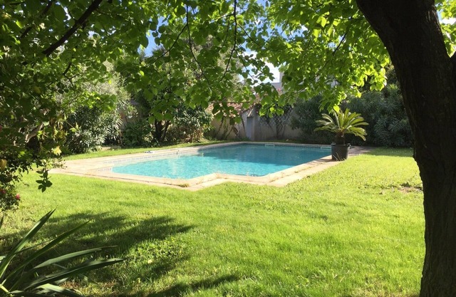 Villa with swimming pool 10 x 5 and garden, sleeps 6, 2km from the beach, Perols