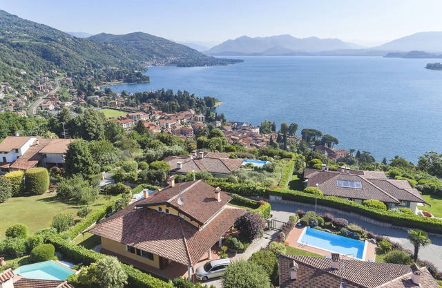 VILLA with swimming pool u. fantastic view of Lake Maggiore
