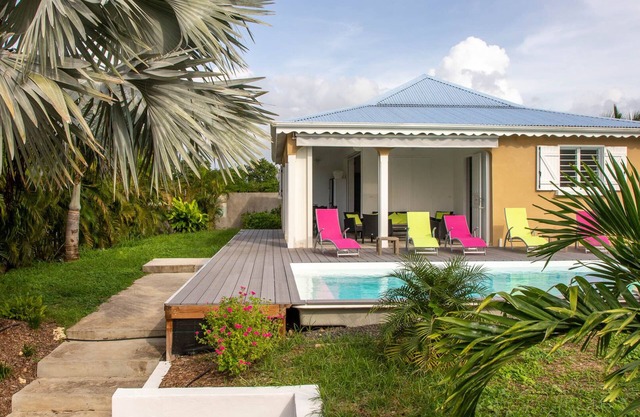 Villa with wide private pool, quiet area, close to beaches & St-François center