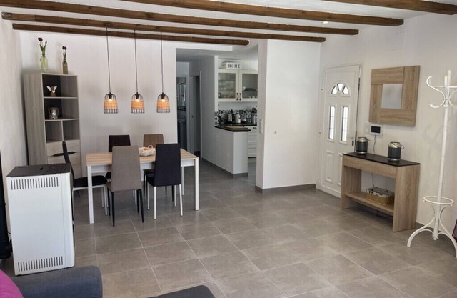 Villa with wifi, 2 bedrooms, 2 bathrooms, 3 air conditioning units and private pool