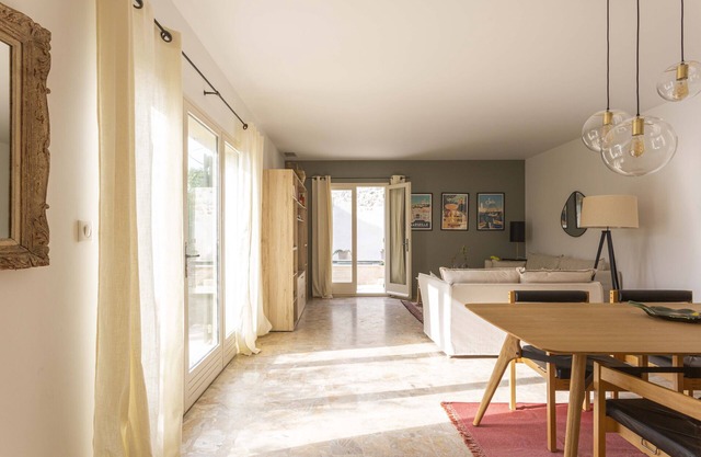Village house with swimming pool in the Alpilles