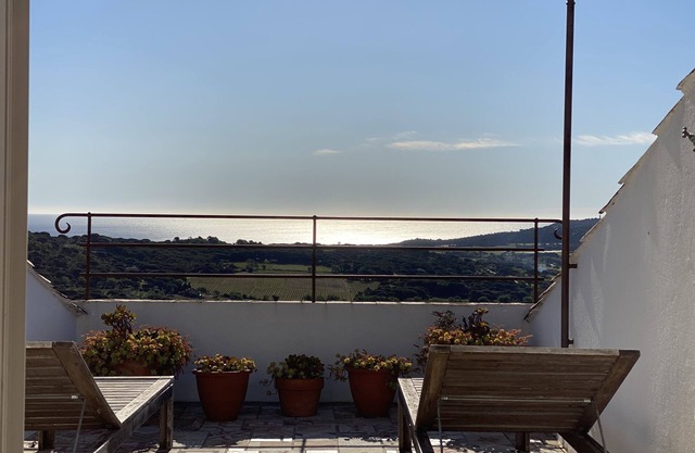VILLAGE HOUSE WITH TERRACE AND SEA