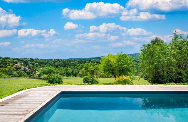 Village rental for 4 with heated pool and superb views over the Luberon valley