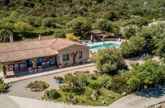Ville delle Fonti a San Pantaleo 2 km from the sea, private pool, large garden