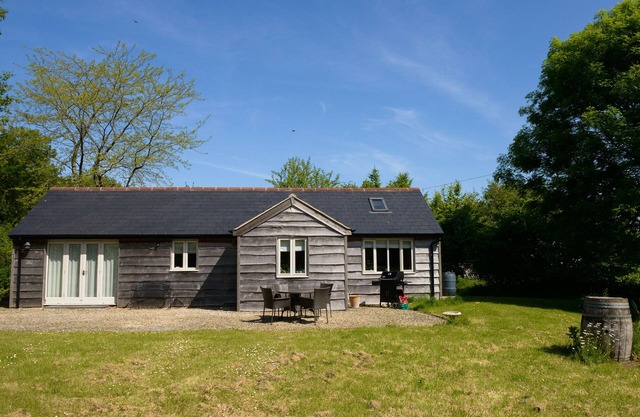 VINE COTTAGE, pet friendly, character holiday cottage in Netherbury