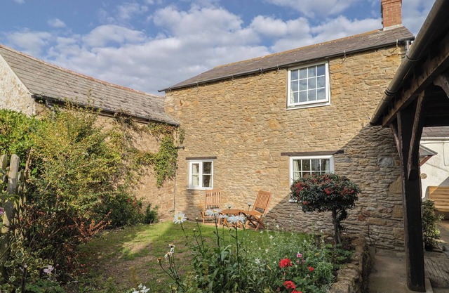 VINE COTTAGE, pet friendly, with a garden in Burton Bradstock