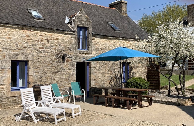 Vine Cottage - sleeps 6 with shared Heated Pool in Beautiful Rural Setting