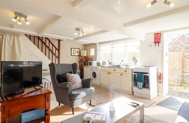 VINE COTTAGE, with a garden in Castle Hedingham