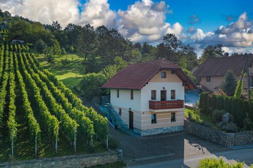 Vineyard Cottage Pyramid - Happy Rentals