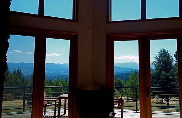 Vineyard Estate with Breathtaking Mt. Hood Views, Hot Tub!