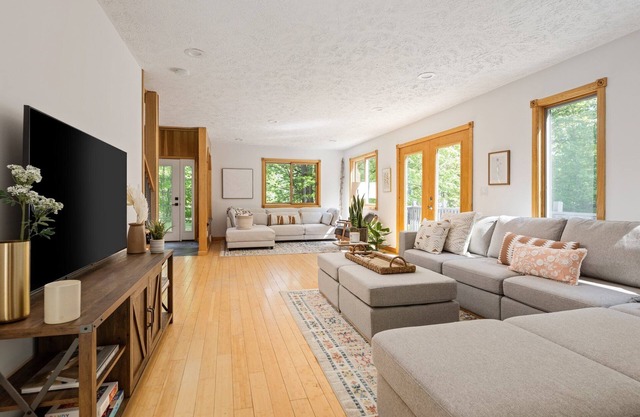 Vineyard Haven | AC | Jacuzzi | Sauna | Private | En Suite |