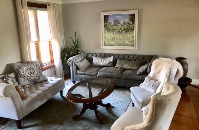Vineyard views, hot tub, clean and spacious rooms