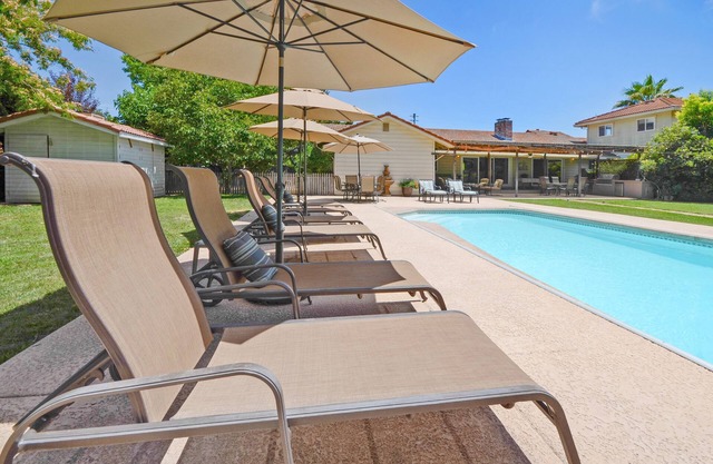 Vineyard Views, Pool Hot Tub - Sleeps 8-12 - 4+ Bedrooms/3+ Bathrooms