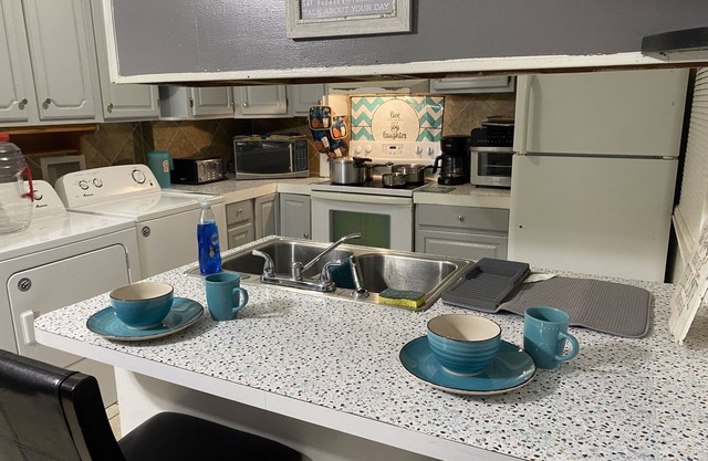 Vintage 3 bed,2.5 bath townhouse 10 mins to ocean