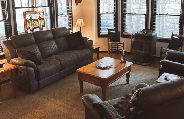 Vintage 4-bedroom house with WiFi in Schroon Lake