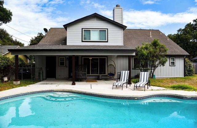 Vintage 6BR Home/Pool & Game Lounge