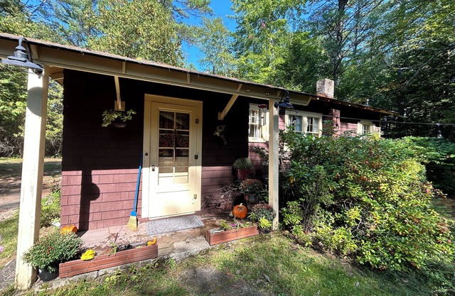 Vintage ADK Cabin- 2 King Beds- great deal- walk to Schroon lake-book today!