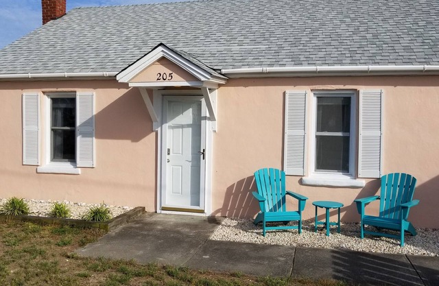 Vintage beach bungalow. Steps to beach! Bring your dog!