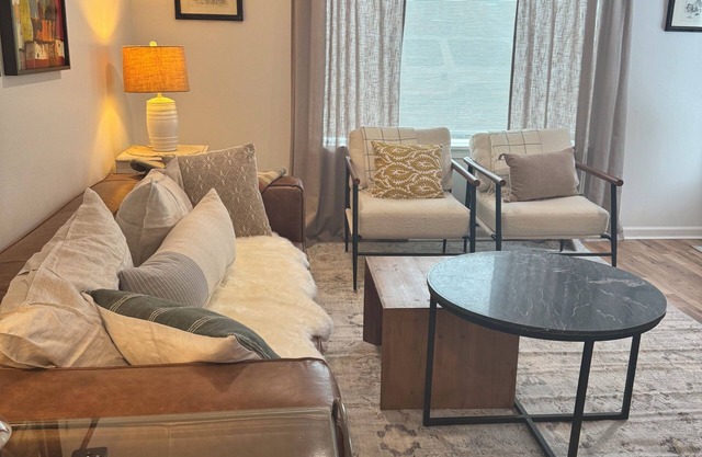 Vintage Charmer, 2-bedroom house with WiFi, AC in Downtown Tieton