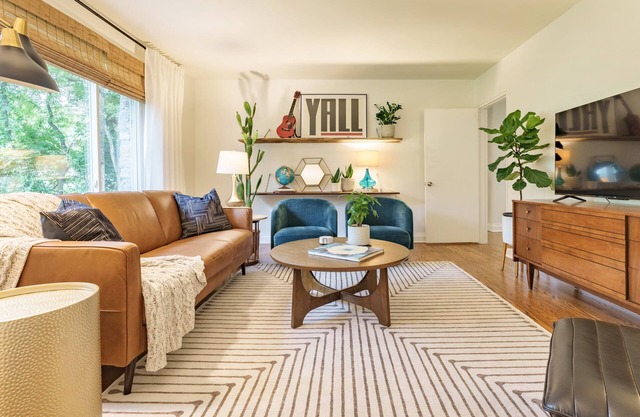 *Vintage East Nash Retreat 15-min to Broadway*
