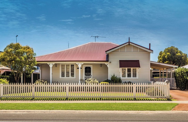 Vintage home, close to the beach and township. Walk everywhere.