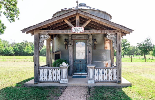 Vintage Silo + Sleeps 2 + 8 Minutes to Round Top!