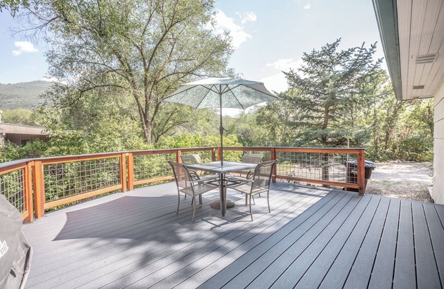 Vintage Style Home, Huge Yard w/Fire pit, Walking Distance to Downtown, Pets OK