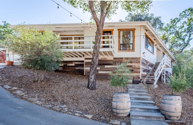 Vintage Treehouse - 4BR/3BA - Midcentury Ranch Meets Coastal Cowboy Comfort